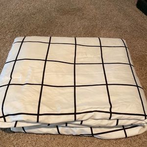 White and black preppy comforter